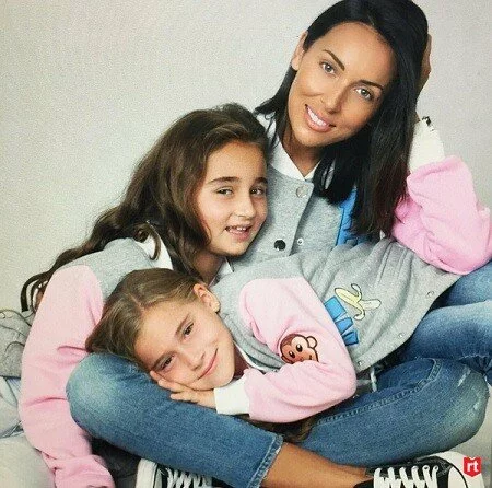 Алсу опубликовала фото своих взрослых дочерей