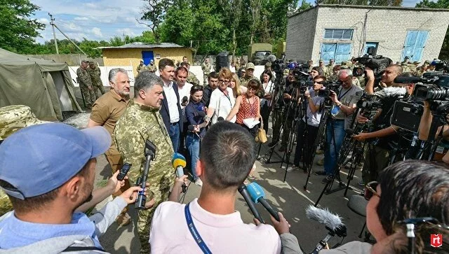 Порошенко выступил против отказа от силовой операции в Донбассе